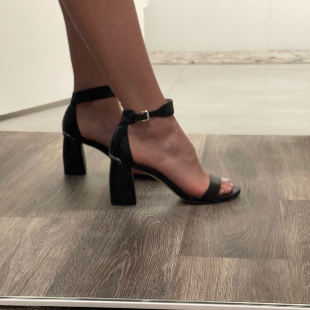 Stuart Weitzman shoes. Size 7.